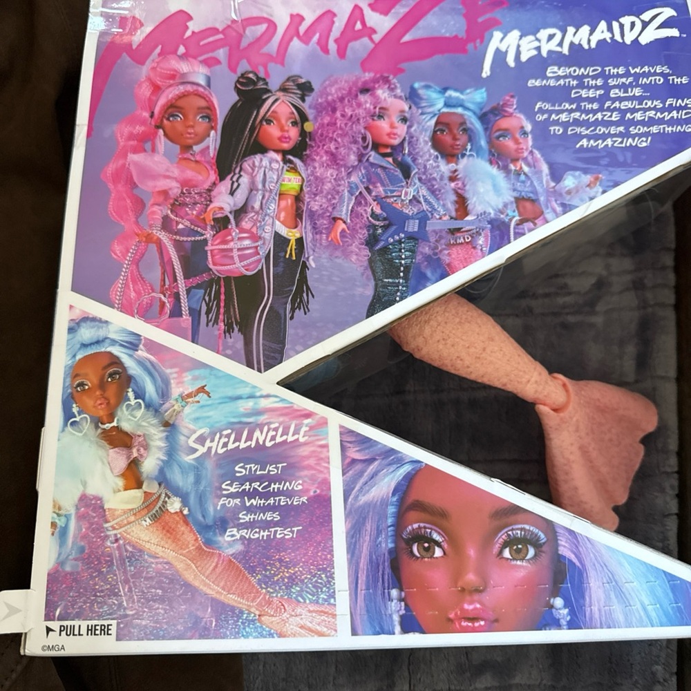 Mermaze Mermaidz color change shellnelle fashion doll with accessories.